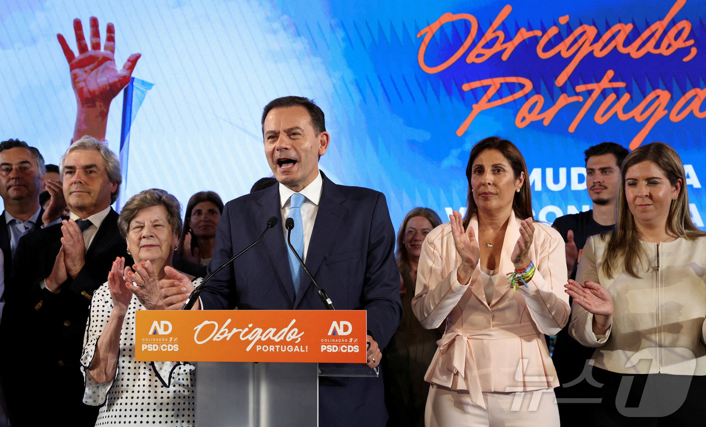 (리스본 로이터=뉴스1) 최종일 선임기자 = 루이스 몬테네그루 포르투갈 총리가 19일(현지 시간) 리스본에서 지지자들을 상대로 연설하고 있다. 전날 치러진 포르투갈 총선에서 몬테네 …