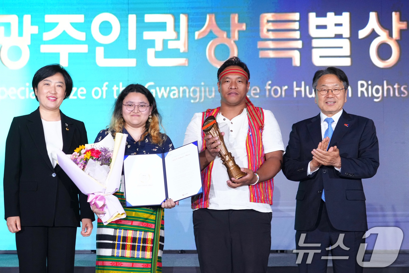 (광주=뉴스1) 박준배 기자 = 강기정 광주시장이 18일 오후 5·18민주광장 특설무대에서 열린 '제26회 광주인권상 시상식'에 참석, 수상자들과 기념촬영을 하고 있다.(광주시 제 …