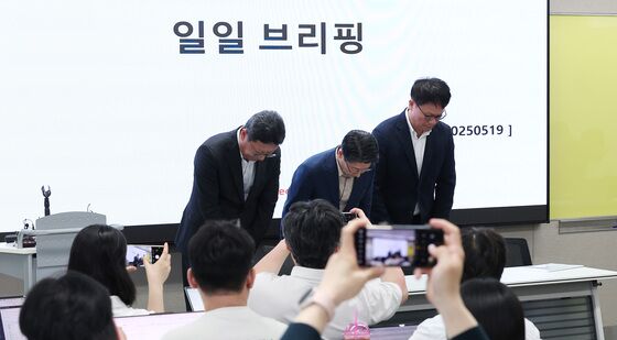 일일 브리핑 앞서 사과하는 SKT