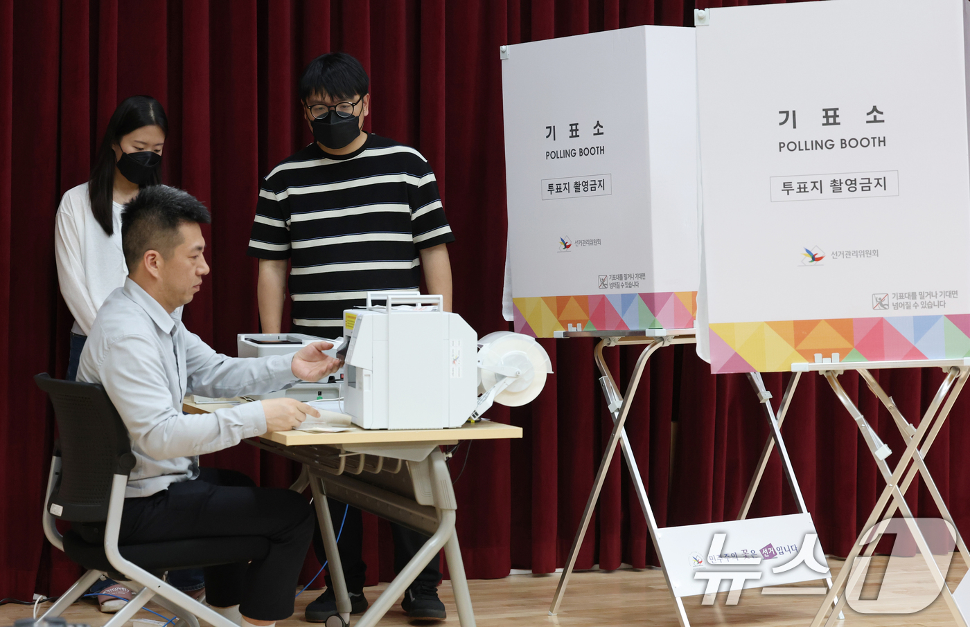 (수원=뉴스1) 김영운 기자 = 제21대 대통령선거가 보름 앞으로 다가온 19일 오후 경기 수원시 팔달구 우만1동행정복지센터에서 직원들이 사전투표 모의시험을 하고 있다. 2025. …