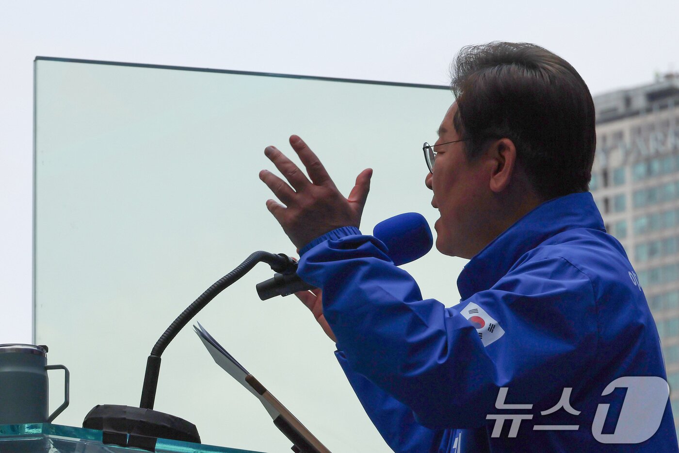 본문 이미지 - 이재명 더불어민주당 대통령 후보가 19일 서울 용산역광장에서 열린 집중유세에서 방탄유리가 설치된 유세차 위에서 유권자들을 향해 지지를 호소하고 있다. &#40;공동취재&#41; 2025.5.19/뉴스1 ⓒ News1 안은나 기자