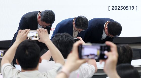 고개 숙여 인사하는 SKT