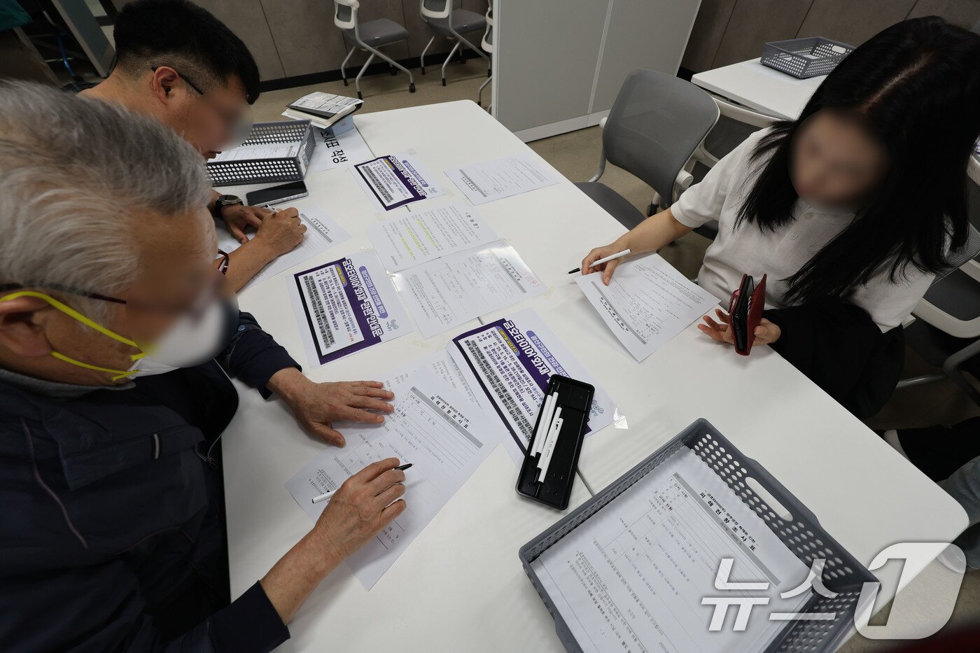 본문 이미지 - 19일 광주 광산구청 송정보건지소 1층에 마련된 금호타이어 화재 사고 주민 피해 현황 접수처가 주민들로 붐비고 있다. 2025.5.19/뉴스1 ⓒ News1 박지현 기자