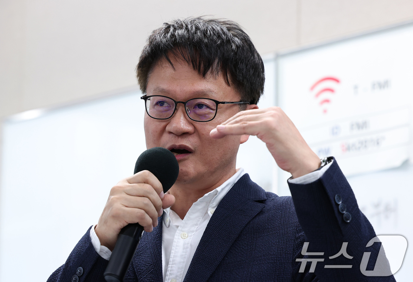 (서울=뉴스1) 김성진 기자 = 류정환 SKT 네트워크인프라 센터장이 19일 서울 중구 삼화타워에서 과학기술정보통신부의 SKT 침해사고 관련 민관합동 조사결과 브리핑에 대한 SKT …