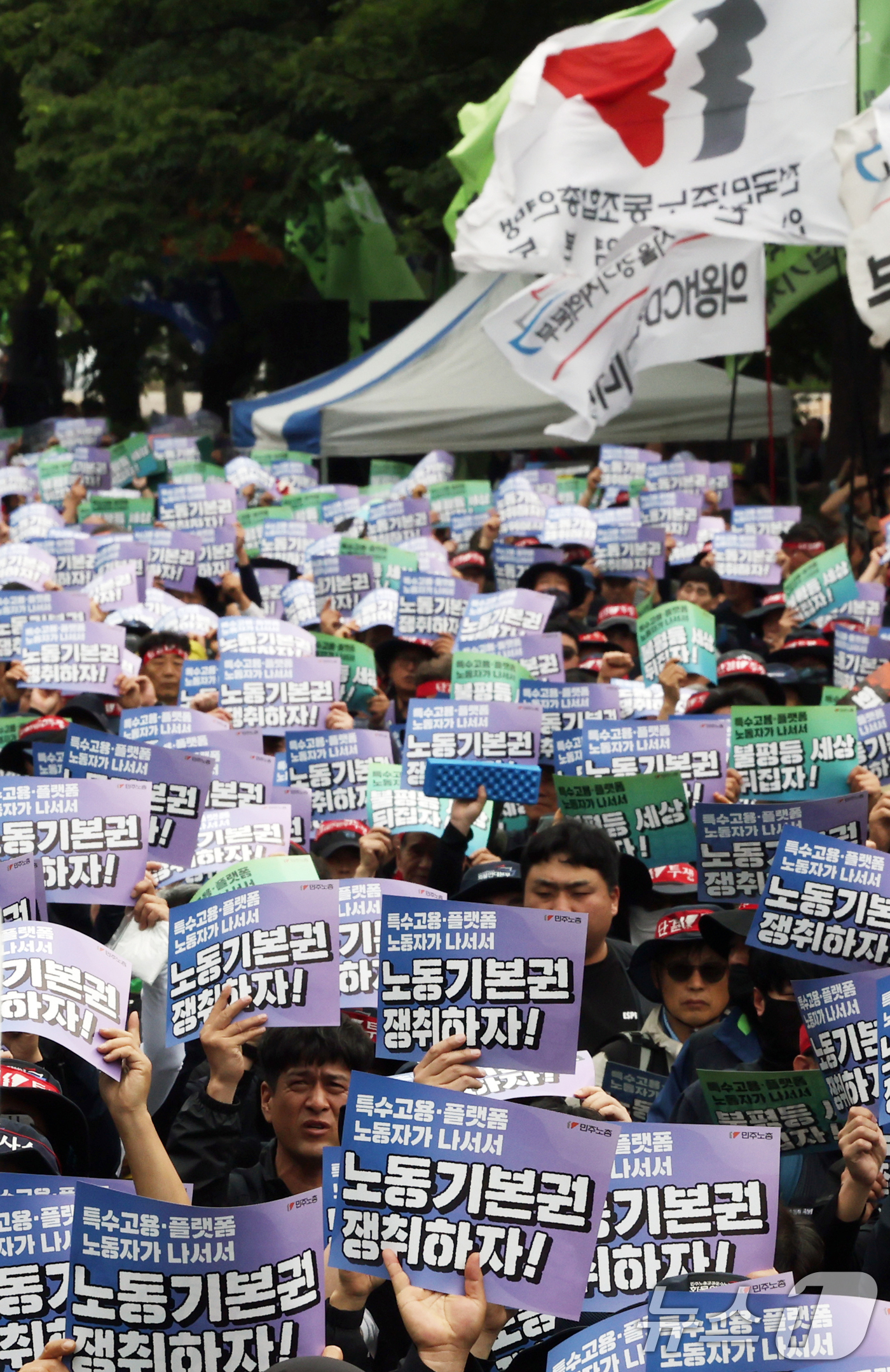 (서울=뉴스1) 황기선 기자 = 민주노총 조합원들이 19일 오후 서울 영등포구 여의도 국회의사당역 앞에서 열린 '특수고용·플랫폼 노동자 노동기본권 쟁취 민주노총 결의대회'에서 구호 …