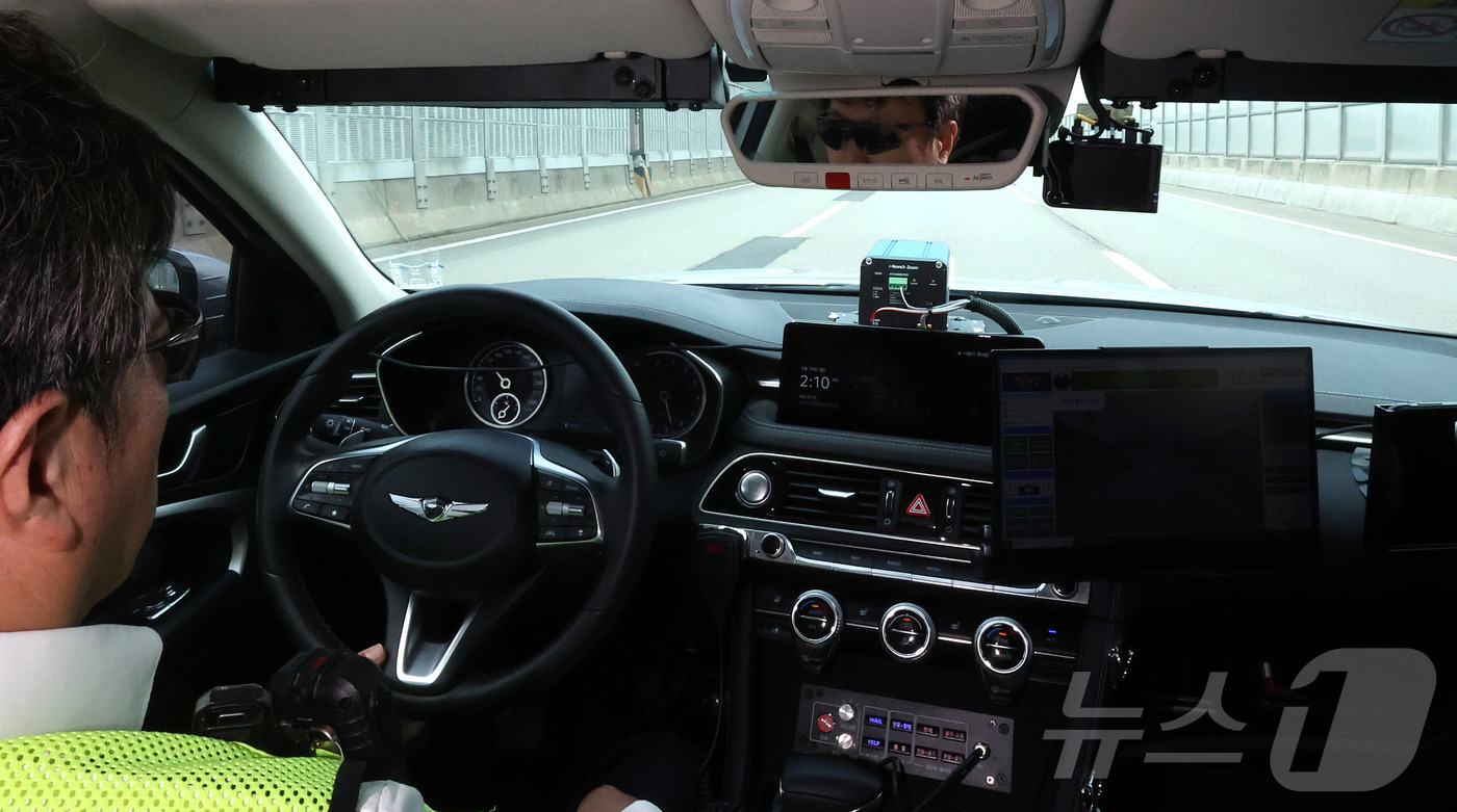 (서울=뉴스1) 장수영 기자 = 19일 오후 서울 시내 도로에서 서울경찰청 도시고속순찰대가 암행순찰차 '탑재형 과속단속 장비' 운영 시연을 하고 있다. (공동취재) 2025.5.1 …