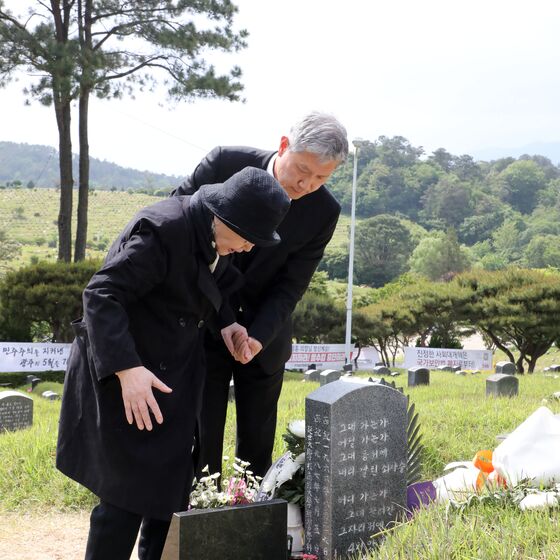 김옥숙 여사 "5월 영령 용서 바란다"…이한열 열사에 헌화