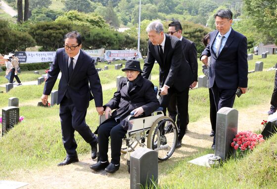 [화보] 김옥숙 여사 5·18묘지 참배…"오월 영령께 진심으로 죄송"