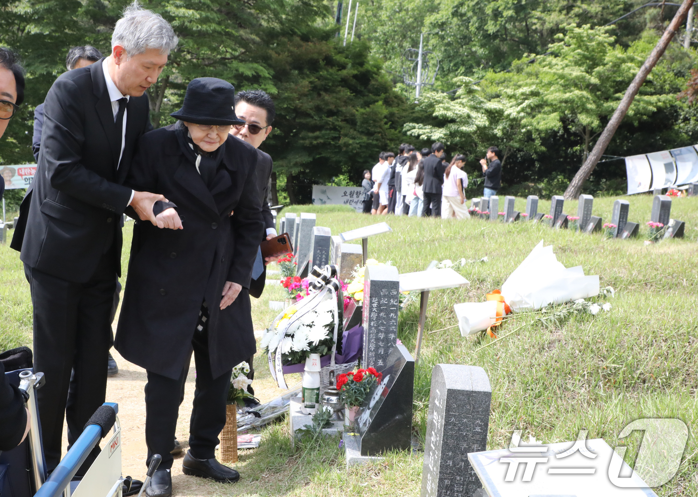 (광주=뉴스1) 이수민 기자 = 노태우 전 대통령의 아내 김옥숙씨가 19일 광주 북구 망월동 민족민주열사묘역(구묘역)에 참배하고 있다. 이날 김 여사의 참배에는 아들인 노재헌 재단 …
