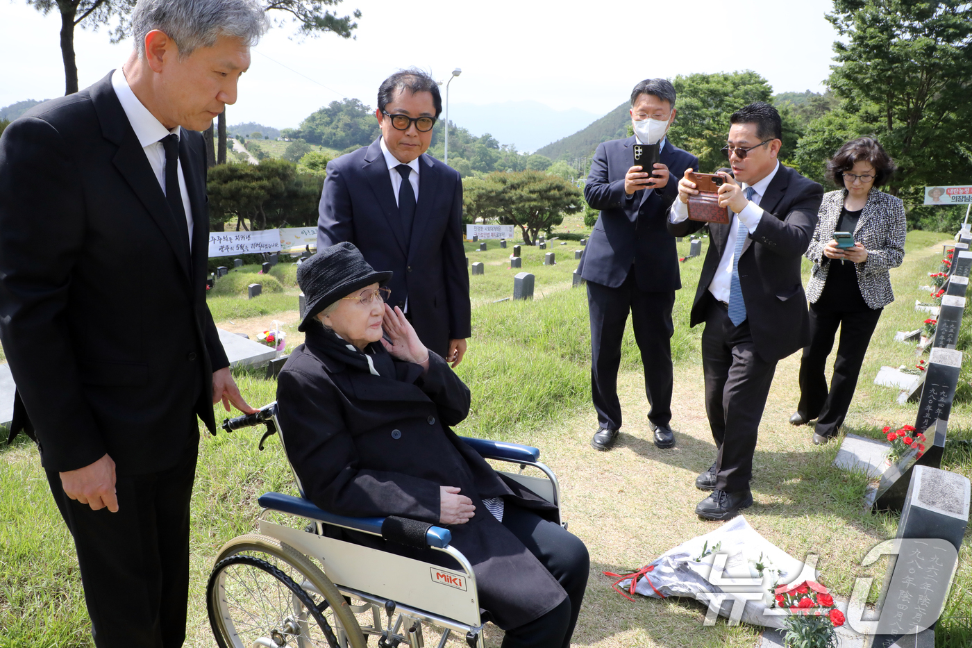 (광주=뉴스1) 이수민 기자 = 노태우 전 대통령의 아내 김옥숙씨가 19일 광주 북구 망월동 민족민주열사묘역(구묘역)에 참배하고 있다. 이날 김 여사의 참배에는 아들인 노재헌 재단 …