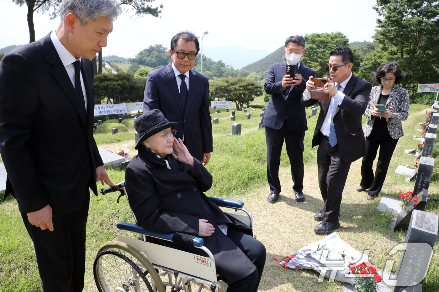 본문 이미지 - 노태우 전 대통령의 아내 김옥숙씨가 19일 광주 북구 망월동 민족민주열사묘역&#40;구묘역&#41;에 참배하고 있다.  2025.5.19/뉴스1 ⓒ News1 이수민 기자
