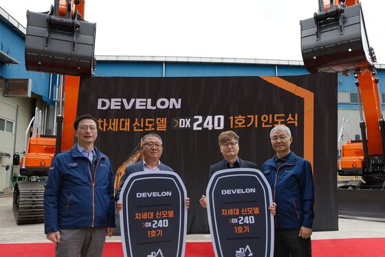 HD현대인프라코어, 올해 차세대 신모델 굴착기 고객사에 첫 인도