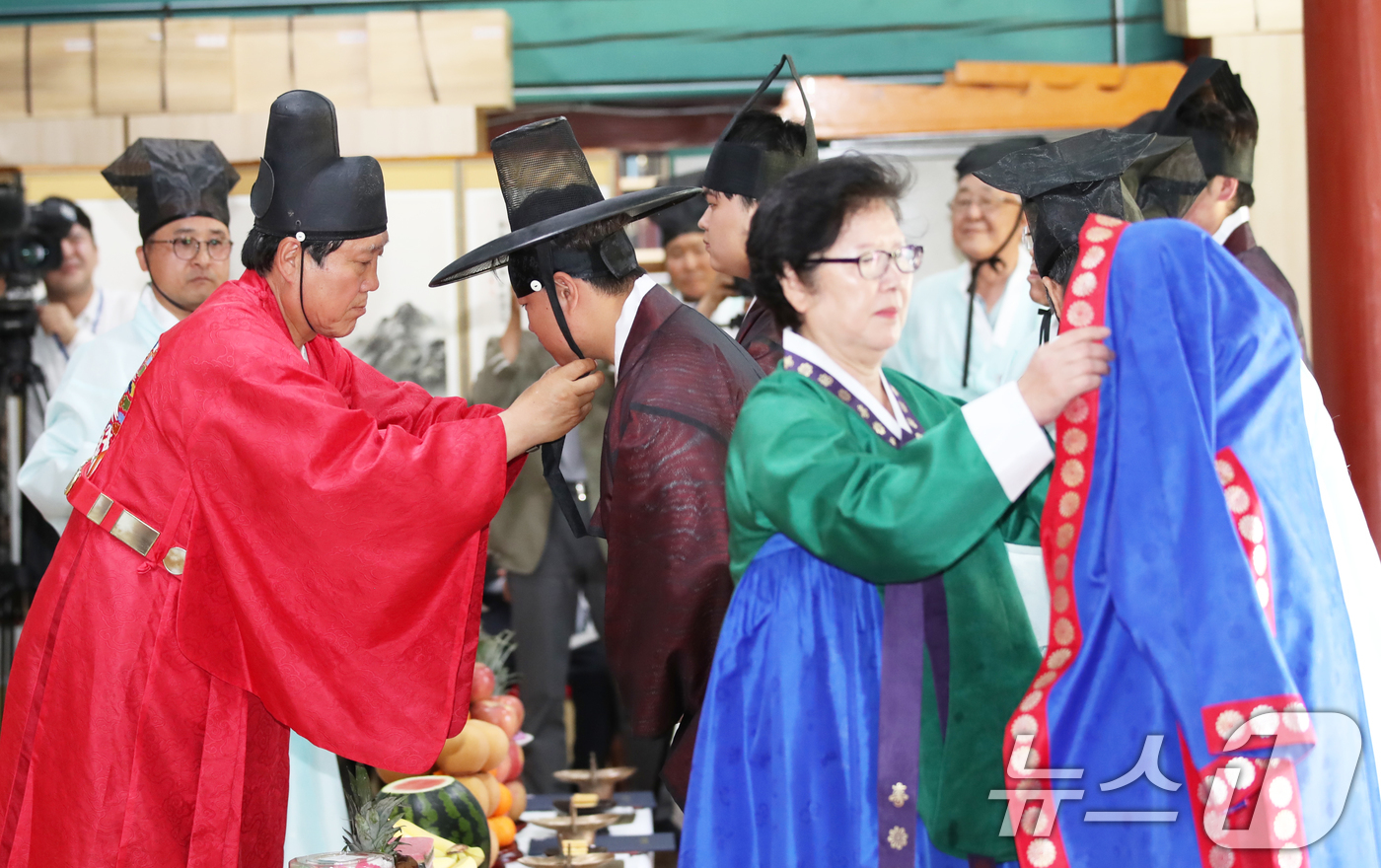 (제주=뉴스1) 오현지 기자 = 성년의 날인 19일 오후 제주시 제주향교에서 청소년들이 전통관례복장을 갖추고 성년의식을 치르고 있다.  2025.5.19/뉴스1