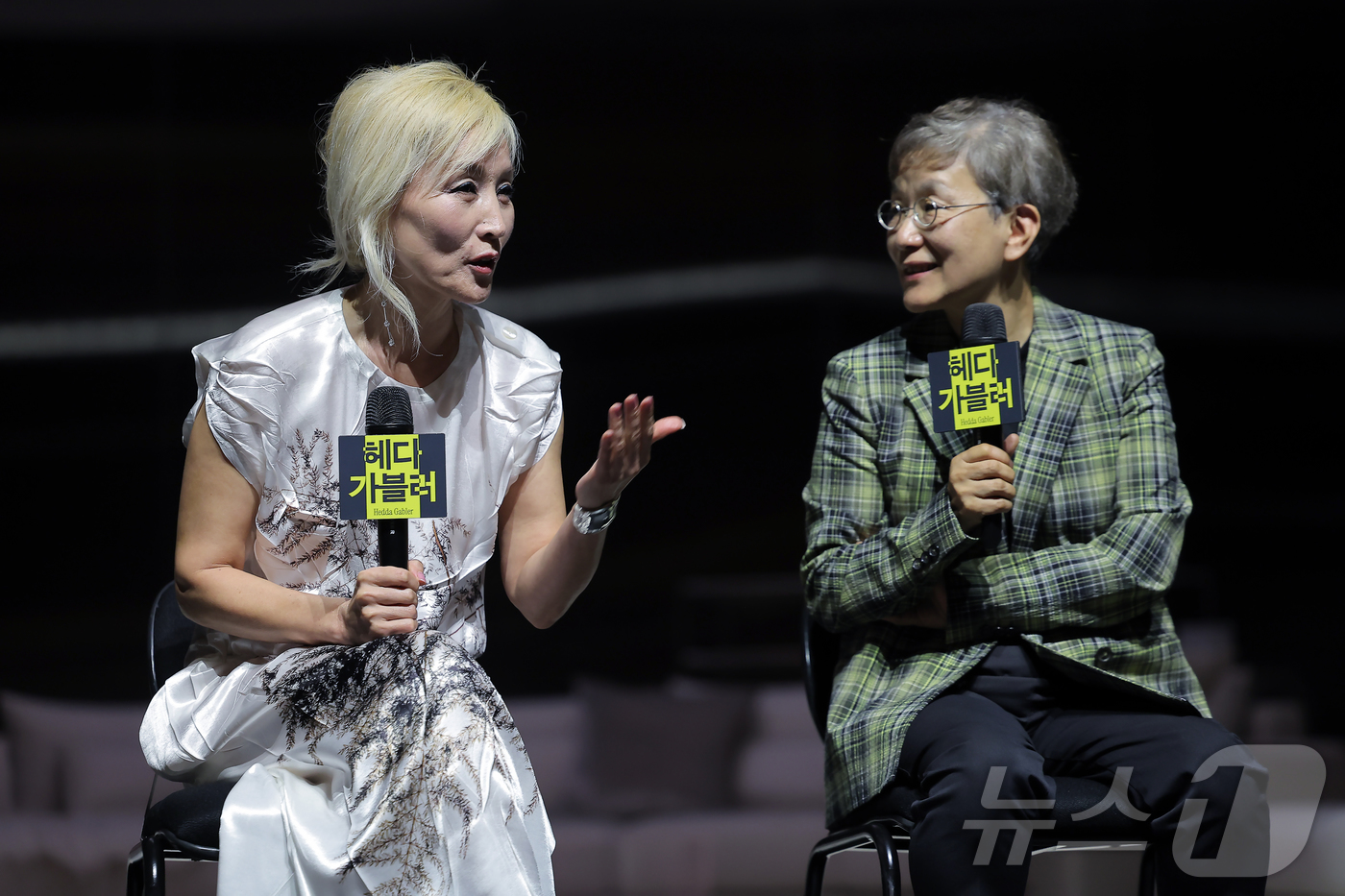 (서울=뉴스1) 박정호 기자 = 주인공 '헤다' 역을 맡은 배우 이혜영(왼쪽)과 초연 당시 연출을 맡았던 박정희 국립극단 단장 겸 예술감독이 19일 오후 서울 중구 명동예술극장에서 …