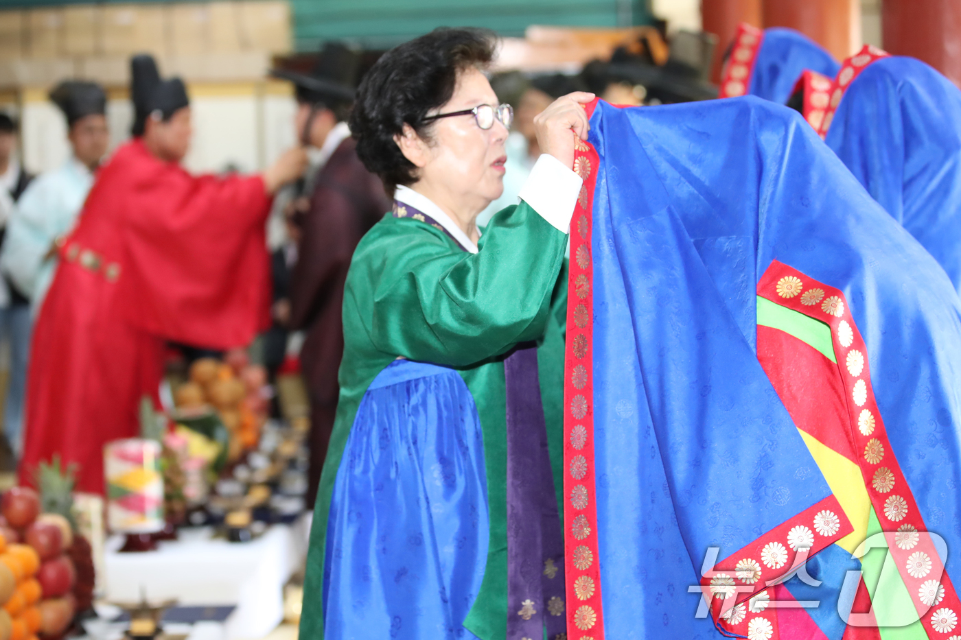 (제주=뉴스1) 오현지 기자 = 성년의 날인 19일 오후 제주시 제주향교에서 청소년들이 전통관례복장을 갖추고 성년의식을 치르고 있다.  2025.5.19/뉴스1