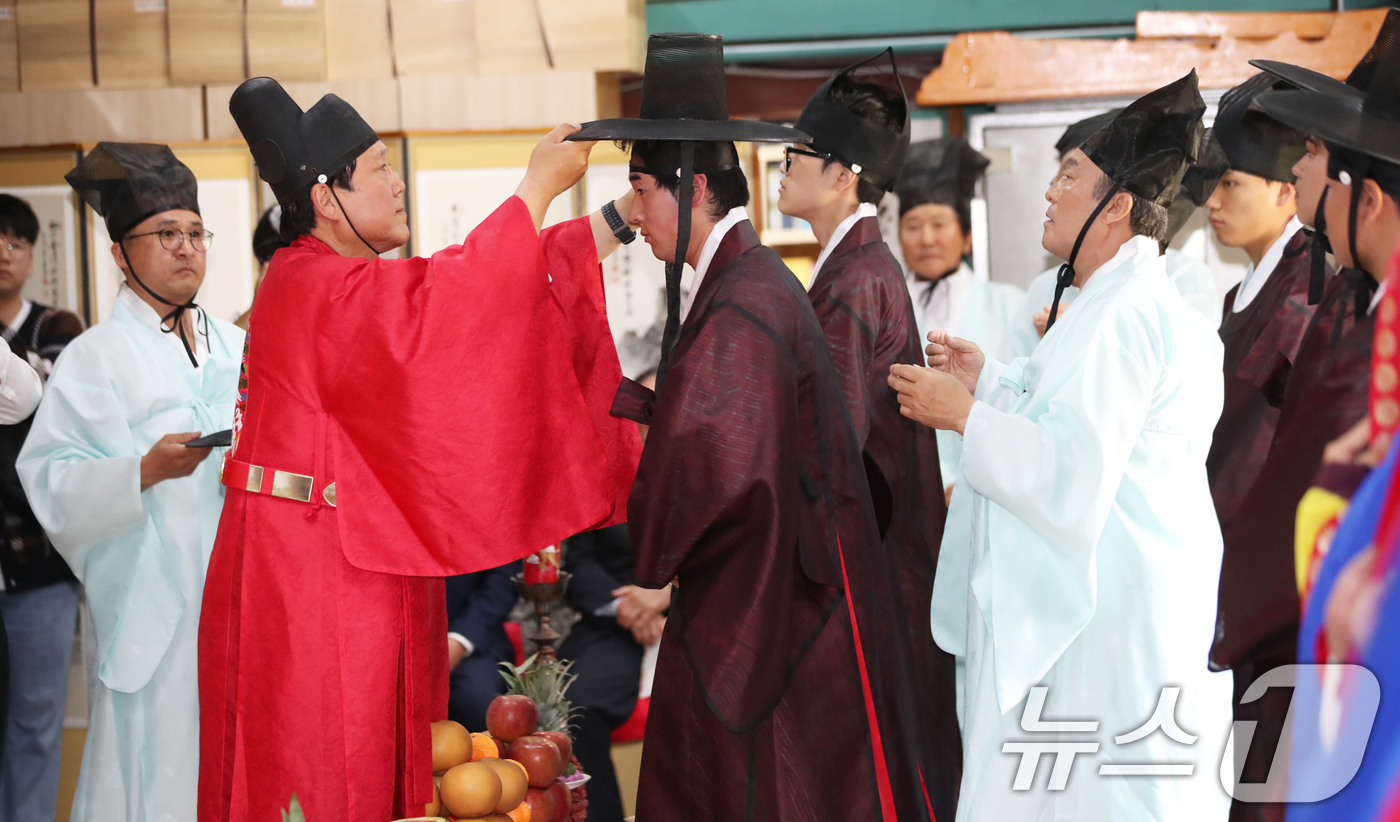 (제주=뉴스1) 오현지 기자 = 성년의 날인 19일 오후 제주시 제주향교에서 청소년들이 전통관례복장을 갖추고 성년의식을 치르고 있다.  2025.5.19/뉴스1