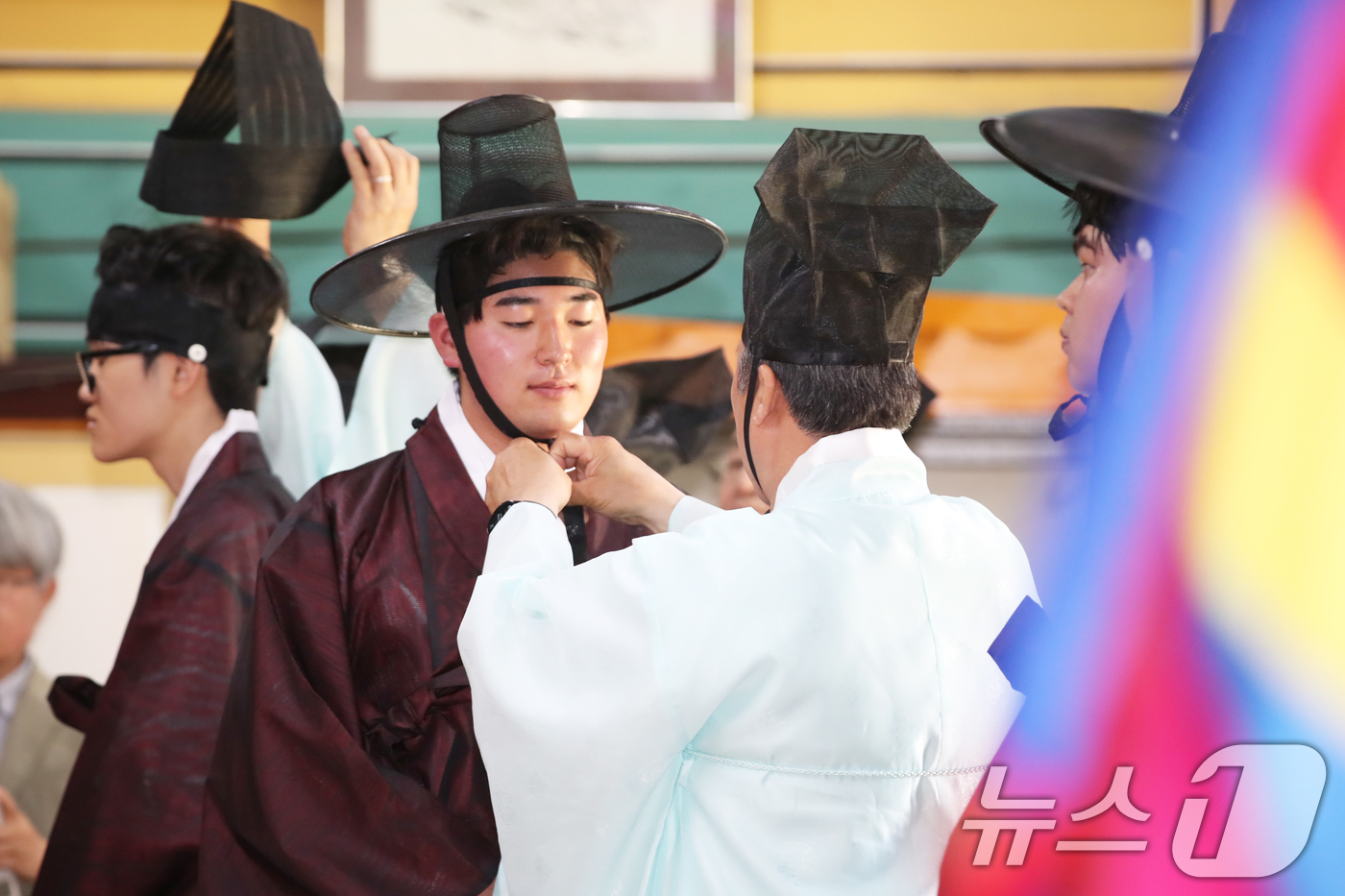 (제주=뉴스1) 오현지 기자 = 성년의 날인 19일 오후 제주시 제주향교에서 청소년들이 전통관례복장을 갖추고 성년의식을 치르고 있다.  2025.5.19/뉴스1