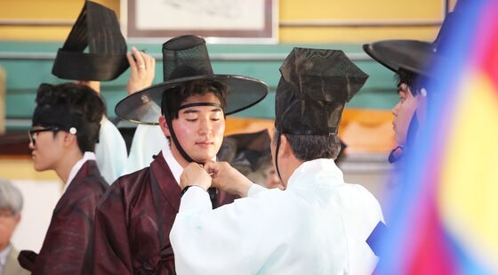'어엿한 성년으로'