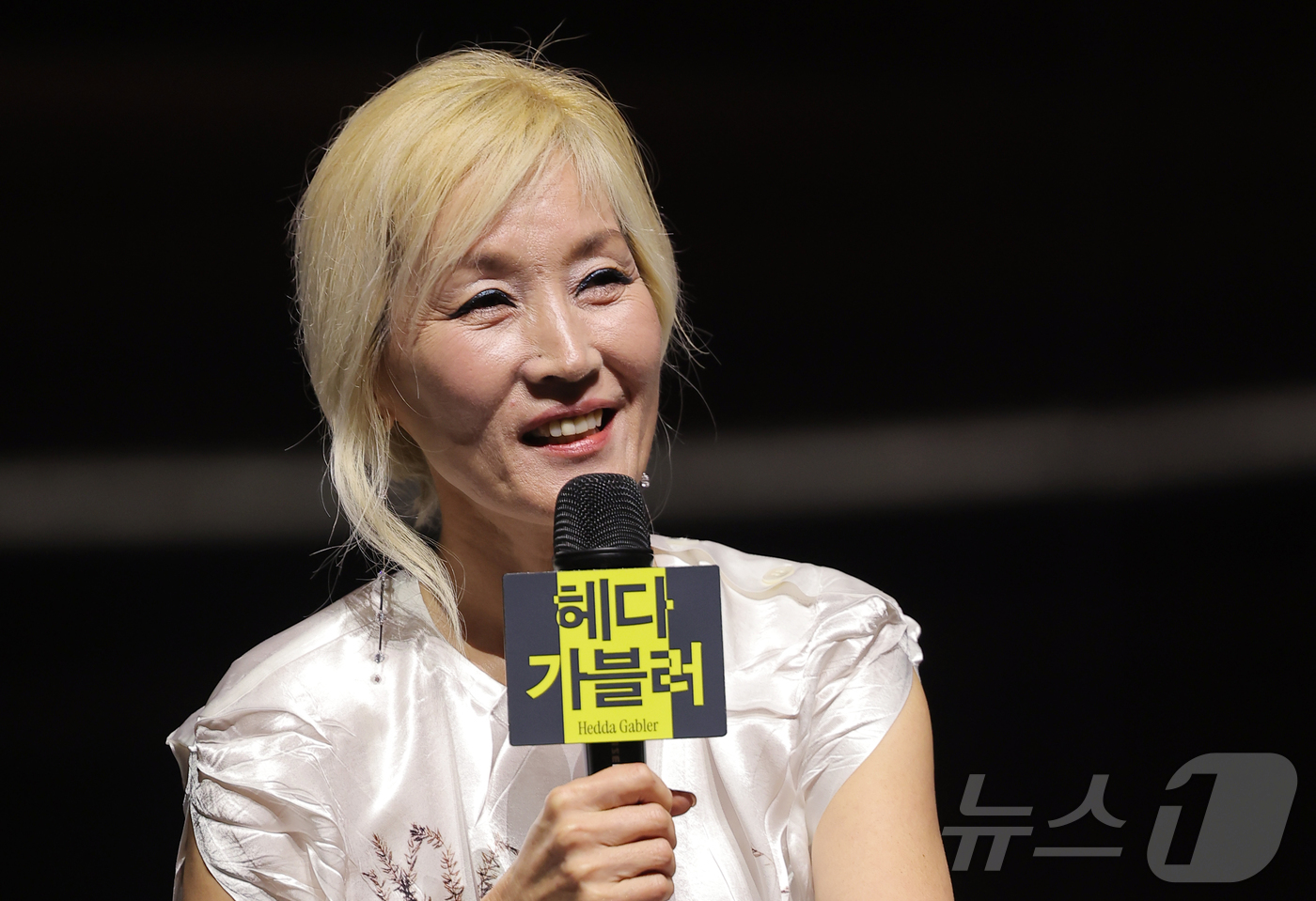 (서울=뉴스1) 박정호 기자 = 주인공 '헤다' 역을 맡은 배우 이혜영이 19일 오후 서울 중구 명동예술극장에서 열린 국립극단 연극 '헤다 가블러' 기자간담회에서 질문에 답하고 있 …