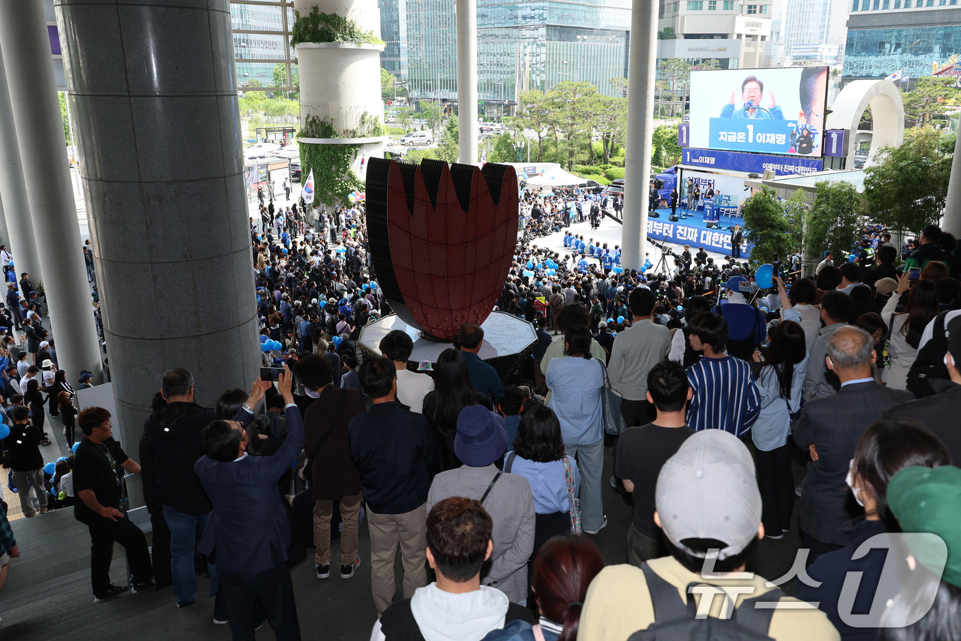 (서울=뉴스1) 안은나 기자 = 19일 오후 서울 용산역 광장에서 이재명 더불어민주당 대통령 후보의 집중유세가 이어지고 있는 가운데 유권자들이 이 후보의 연설을 듣고 있다. 202 …