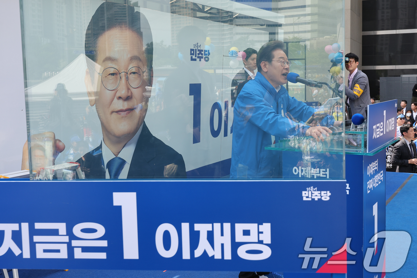 (서울=뉴스1) 안은나 기자 = 이재명 더불어민주당 대통령 후보가 19일 오후 집중유세차 서울 용산역 광장을 찾아 유권자들을 향해 지지를 호소하고 있다. 이 후보는 이날 대선 후보 …