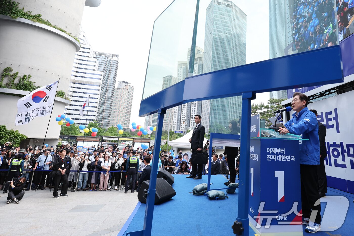 본문 이미지 - 이재명 더불어민주당 대통령 후보가 19일 오후 집중유세차 서울 용산역 광장을 찾아 유권자들을 향해 지지를 호소하고 있다. 이 후보는 이날 대선 후보 최초로 방탄 유리막 안에서 유세를 시작했다. ⓒ News1 안은나 기자