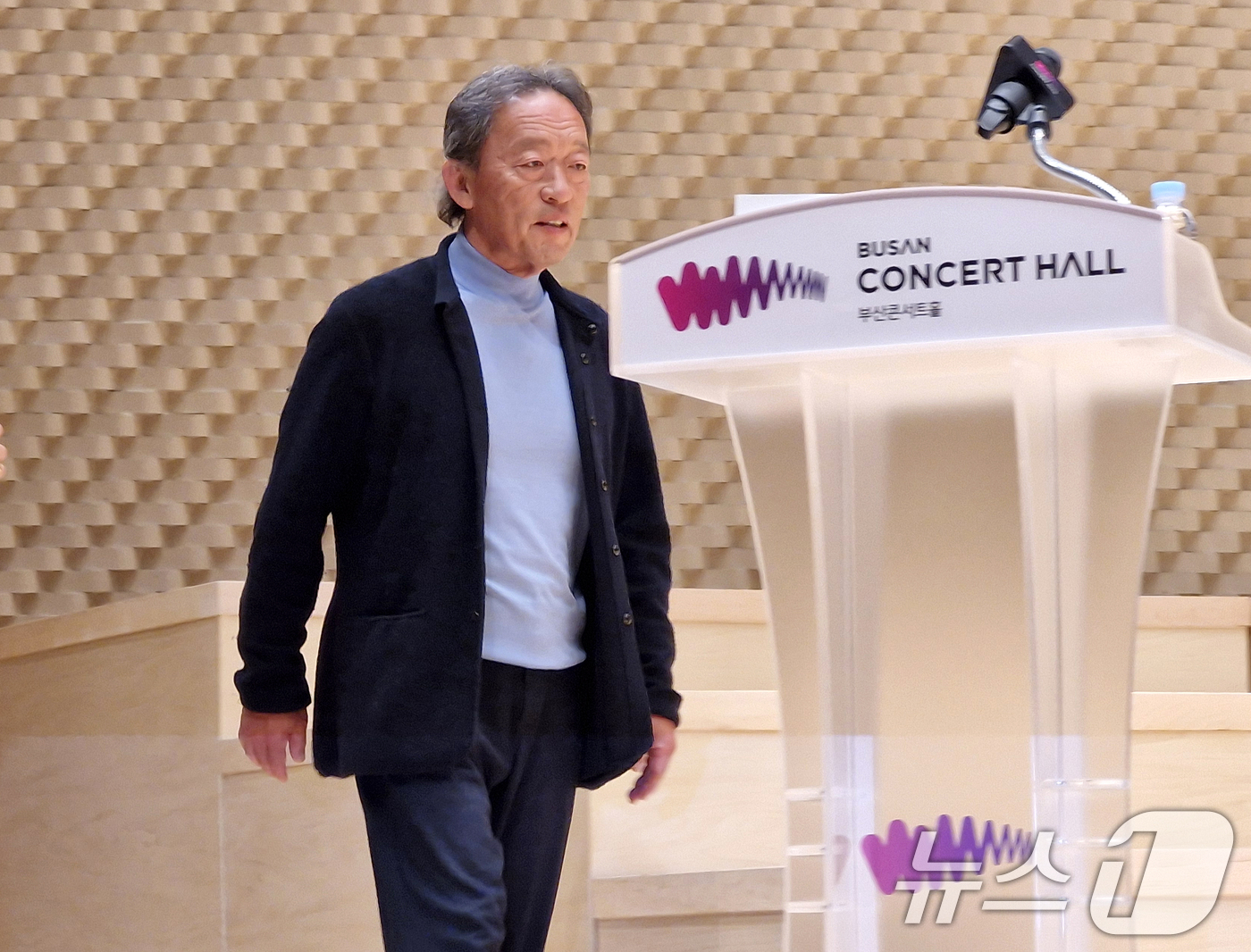 (부산=뉴스1) 윤일지 기자 = 세계적 권위의 오페라 극장인 이탈리아 밀라노 라 스칼라 극장의 차기 음악 감독에 선임된 정명훈 지휘자가 19일 오후 부산 부산진구 부산콘서트홀 대공 …