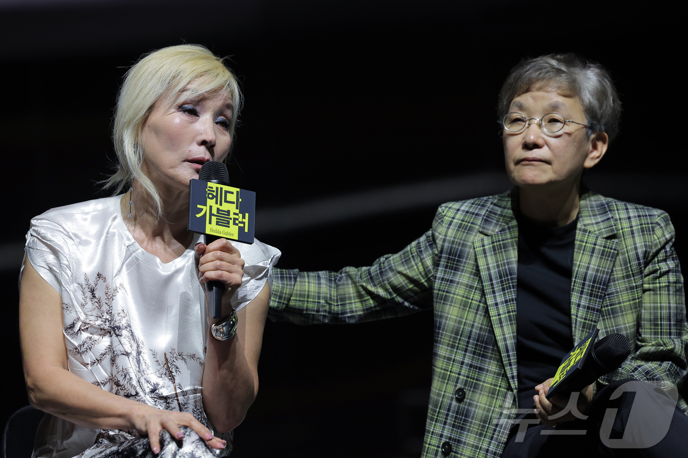 (서울=뉴스1) 박정호 기자 = 주인공 '헤다' 역을 맡은 배우 이혜영이 19일 오후 서울 중구 명동예술극장에서 열린 국립극단 연극 '헤다 가블러' 기자간담회에서 건강 문제로 하차 …