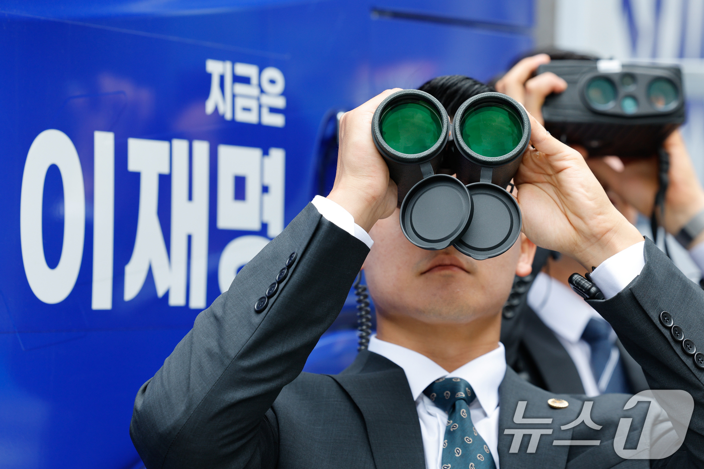 (서울=뉴스1) 안은나 기자 = 이재명 더불어민주당 대통령 후보 집중 유세를 앞둔 19일 오후 서울 용산역 광장에서 경호원들이 경계 근무를 하고 있다. 2025.5.19/뉴스1