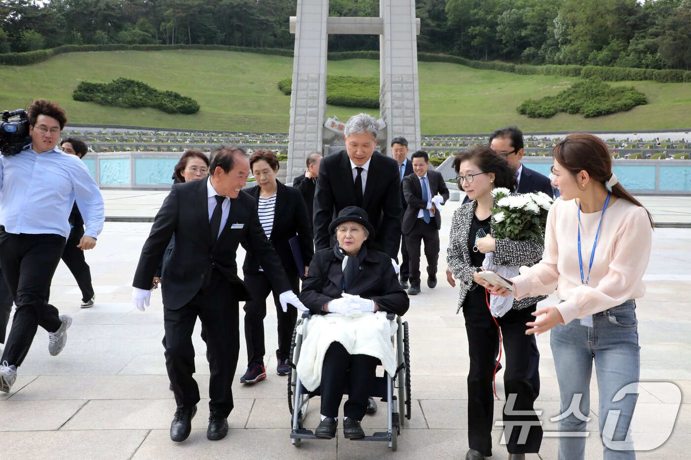 본문 이미지 - 노태우 전 대통령의 아내 김옥숙씨가 19일 광주 북구 운정동 국립 5·18민주묘지에서 휠체어를 타고 이동하고 있다.  2025.5.19/뉴스1 ⓒ News1 이수민 기자