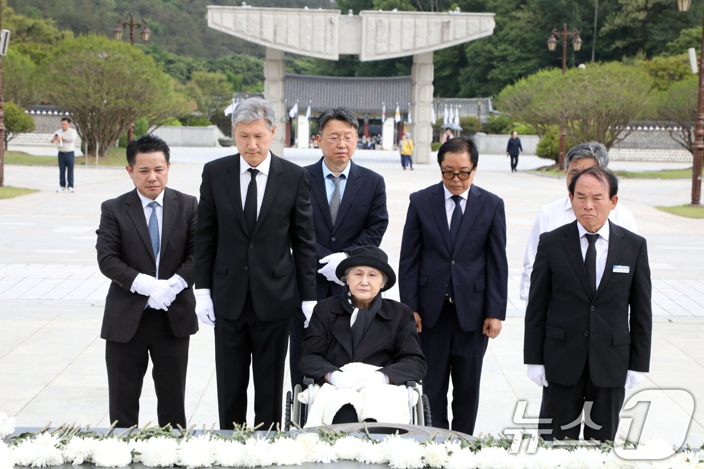 본문 이미지 - 노태우 전 대통령의 아내 김옥숙씨가 19일 광주 북구 운정동 국립 5·18민주묘지에 참배하고 있다.  2025.5.19/뉴스1 ⓒ News1 이수민 기자