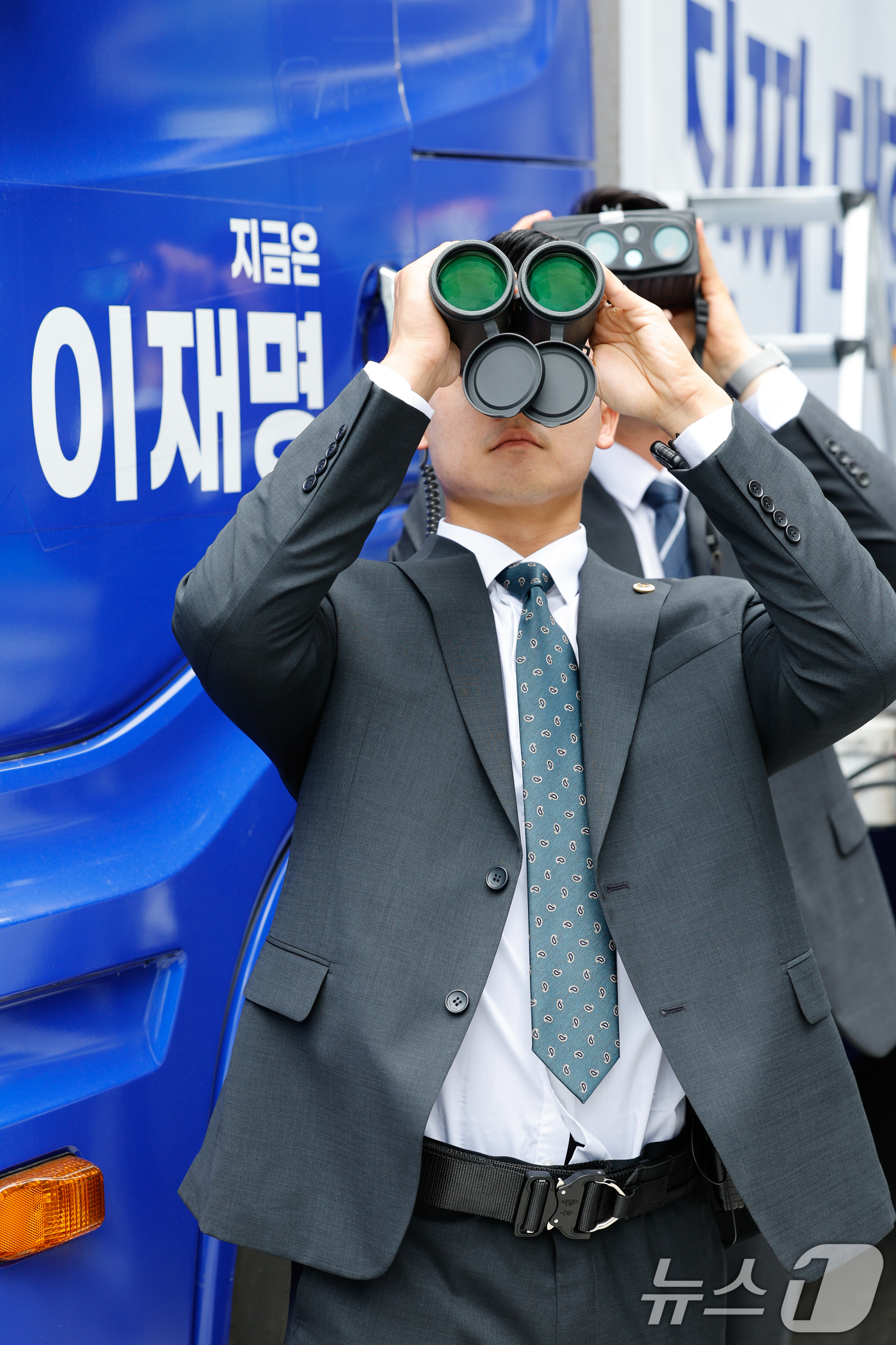 (서울=뉴스1) 안은나 기자 = 이재명 더불어민주당 대통령 후보 집중 유세를 앞둔 19일 오후 서울 용산역 광장에서 경호원들이 경계 근무를 하고 있다. 2025.5.19/뉴스1