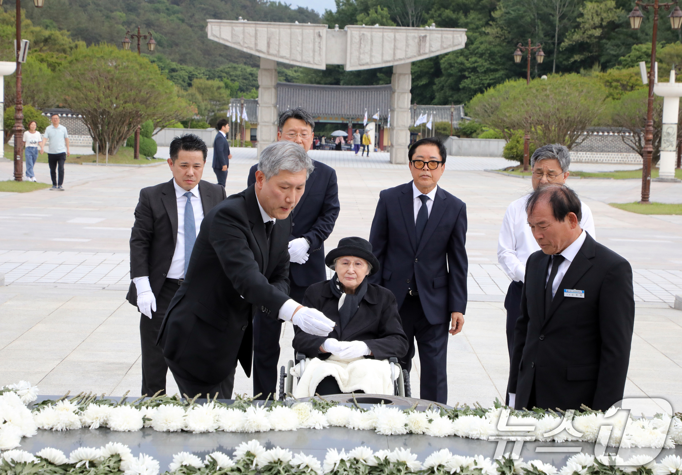 (광주=뉴스1) 이수민 기자 = 노태우 전 대통령의 아내 김옥숙씨가 19일 광주 북구 운정동 국립 5·18민주묘지에 참배하고 있다. 이날 김 여사의 참배에는 아들인 노재헌 재단법인 …