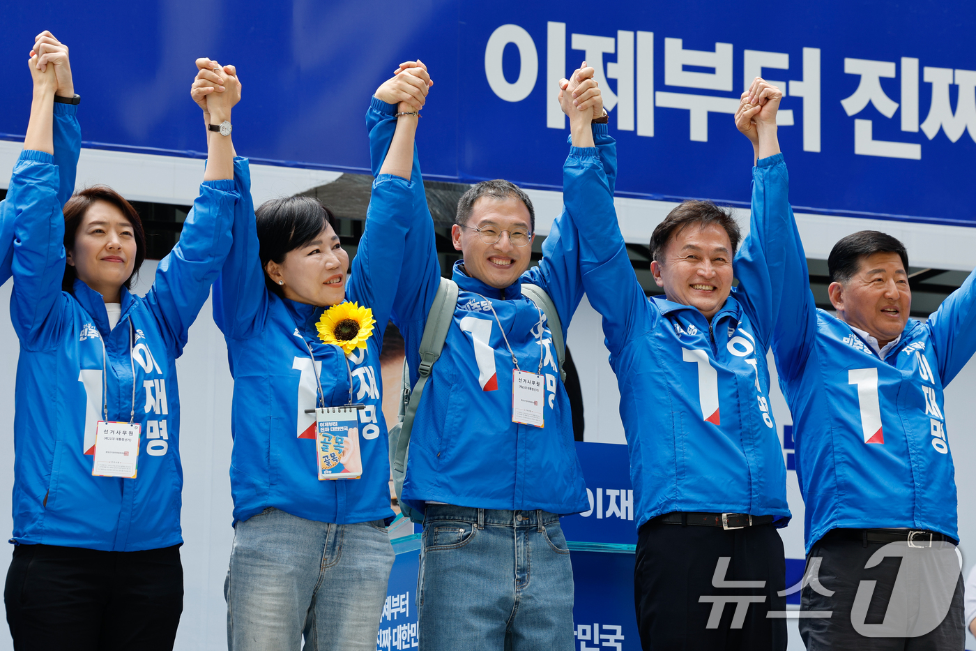 (서울=뉴스1) 안은나 기자 = 더불어민주당에 입당한 김상욱 의원(가운데)이 19일 오후 서울 용산역 광장에서 열린 이재명 대통령 후보 집중유세에 참석해 지지를 호소하고 있다. 2 …