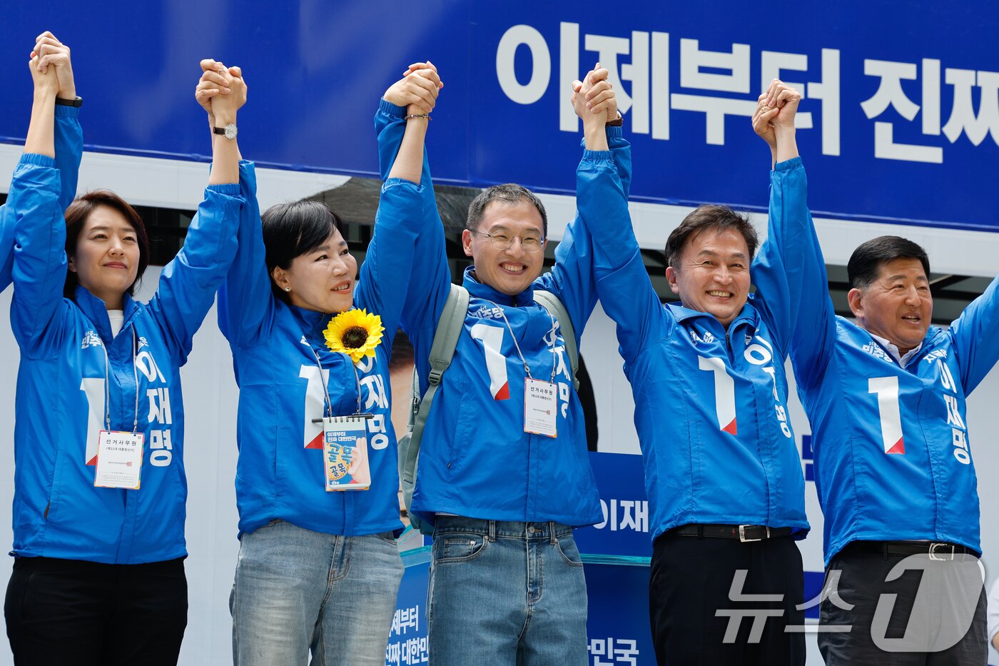 본문 이미지 - 더불어민주당에 입당한 김상욱 의원&#40;가운데&#41;이 19일 오후 서울 용산역 광장에서 열린 이재명 대통령 후보 집중유세에 참석해 지지를 호소하고 있다. 2025.5.19/뉴스1 ⓒ News1 안은나 기자