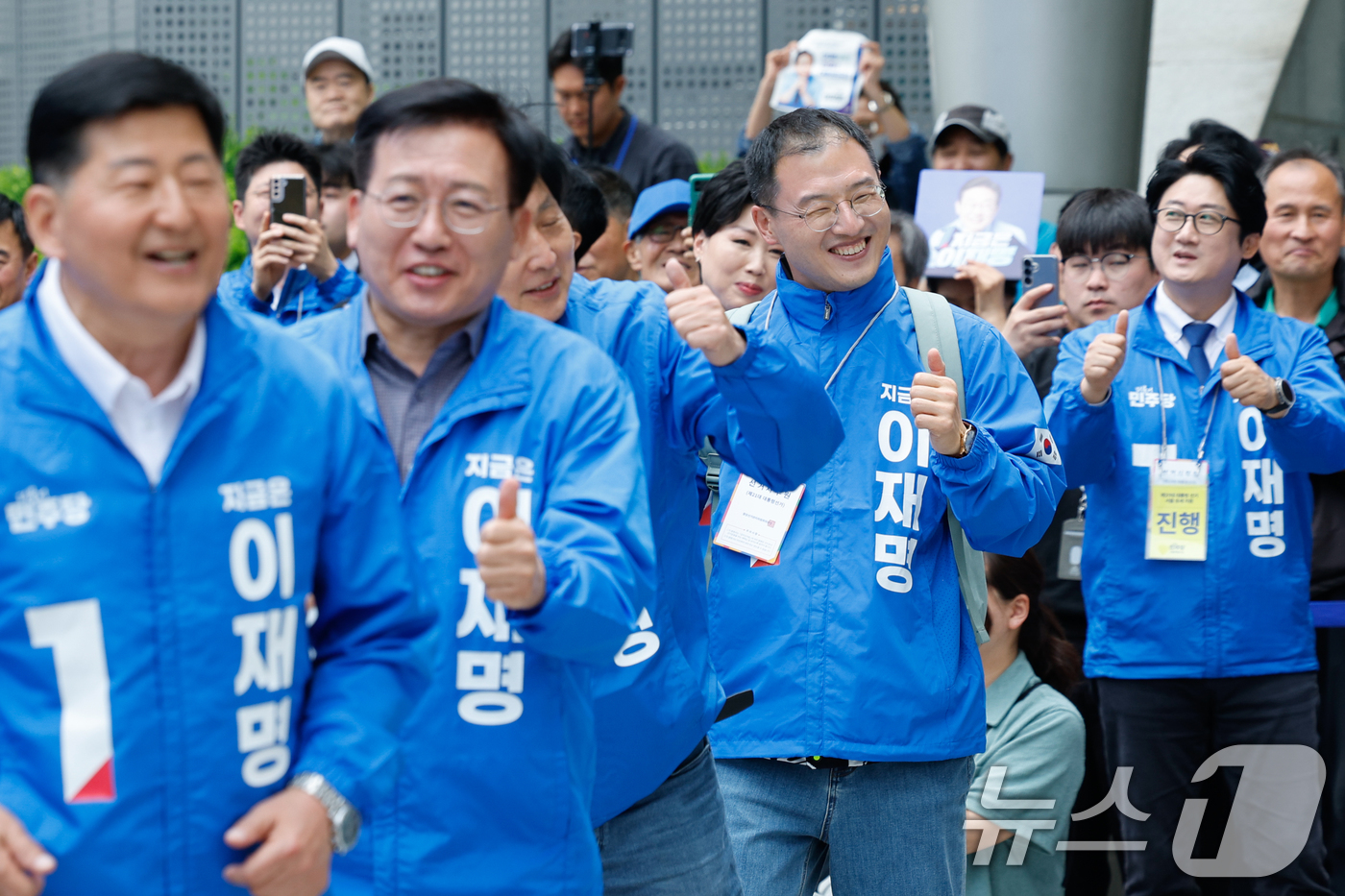 (서울=뉴스1) 안은나 기자 = 더불어민주당에 입당한 김상욱 의원이 19일 오후 서울 용산역 광장에서 열린 이재명 대통령 후보 집중유세에 참석해 지지를 호소하고 있다. 2025.5 …