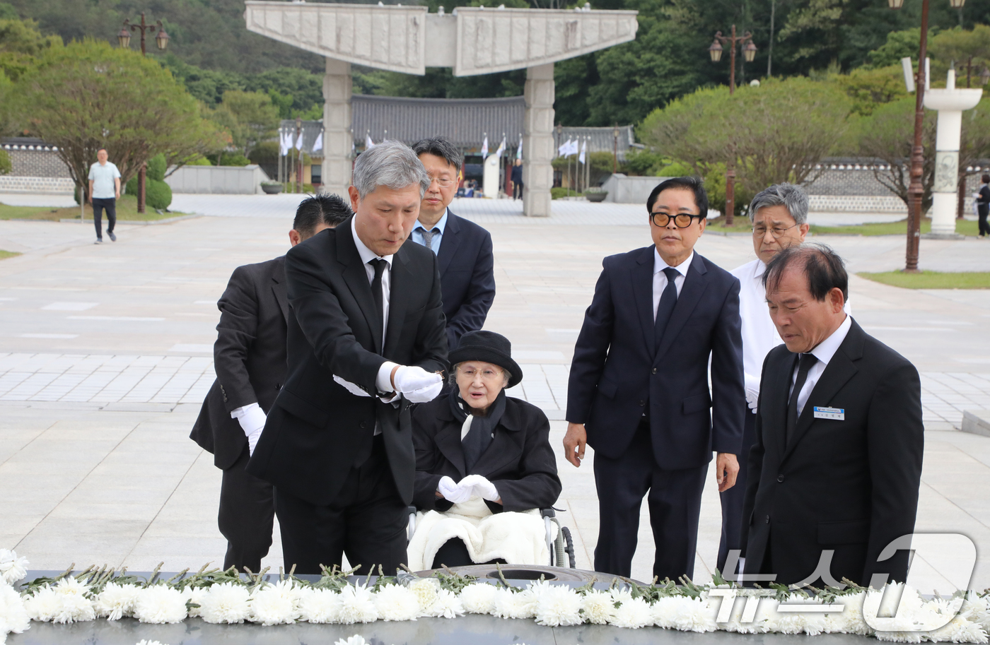 (광주=뉴스1) 이수민 기자 = 노태우 전 대통령의 아내 김옥숙씨가 19일 광주 북구 운정동 국립 5·18민주묘지에 참배하고 있다. 이날 김 여사의 참배에는 아들인 노재헌 재단법인 …