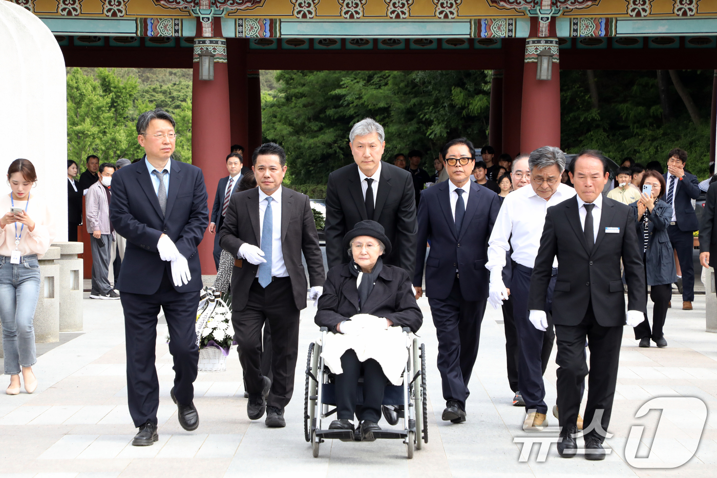 (광주=뉴스1) 이수민 기자 = 노태우 전 대통령의 아내 김옥숙씨가 19일 광주 북구 운정동 국립 5·18민주묘지에 참배하고 있다. 이날 김 여사의 참배에는 아들인 노재헌 재단법인 …