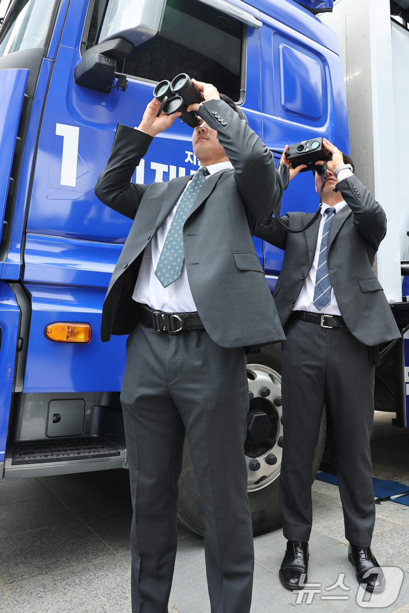 (서울=뉴스1) 안은나 기자 = 이재명 더불어민주당 대통령 후보 집중 유세를 앞둔 19일 오후 서울 용산역 광장에서 경호원들이 경계 근무를 하고 있다. 2025.5.19/뉴스1