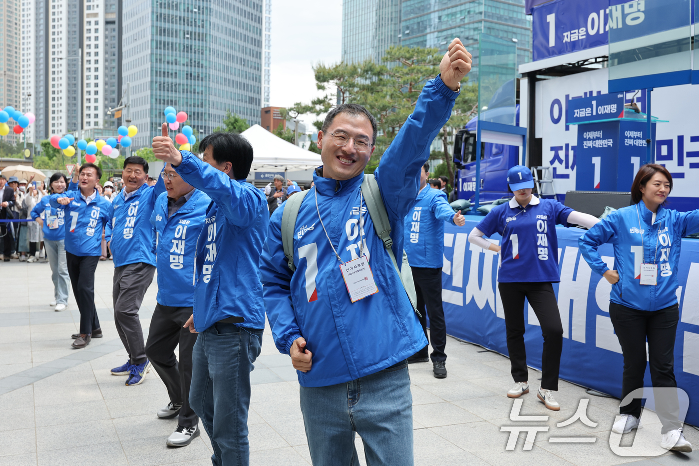 (서울=뉴스1) 안은나 기자 = 더불어민주당에 입당한 김상욱 의원이 19일 오후 서울 용산역 광장에서 열린 이재명 대통령 후보 집중유세에 참석해 지지를 호소하고 있다. 2025.5 …
