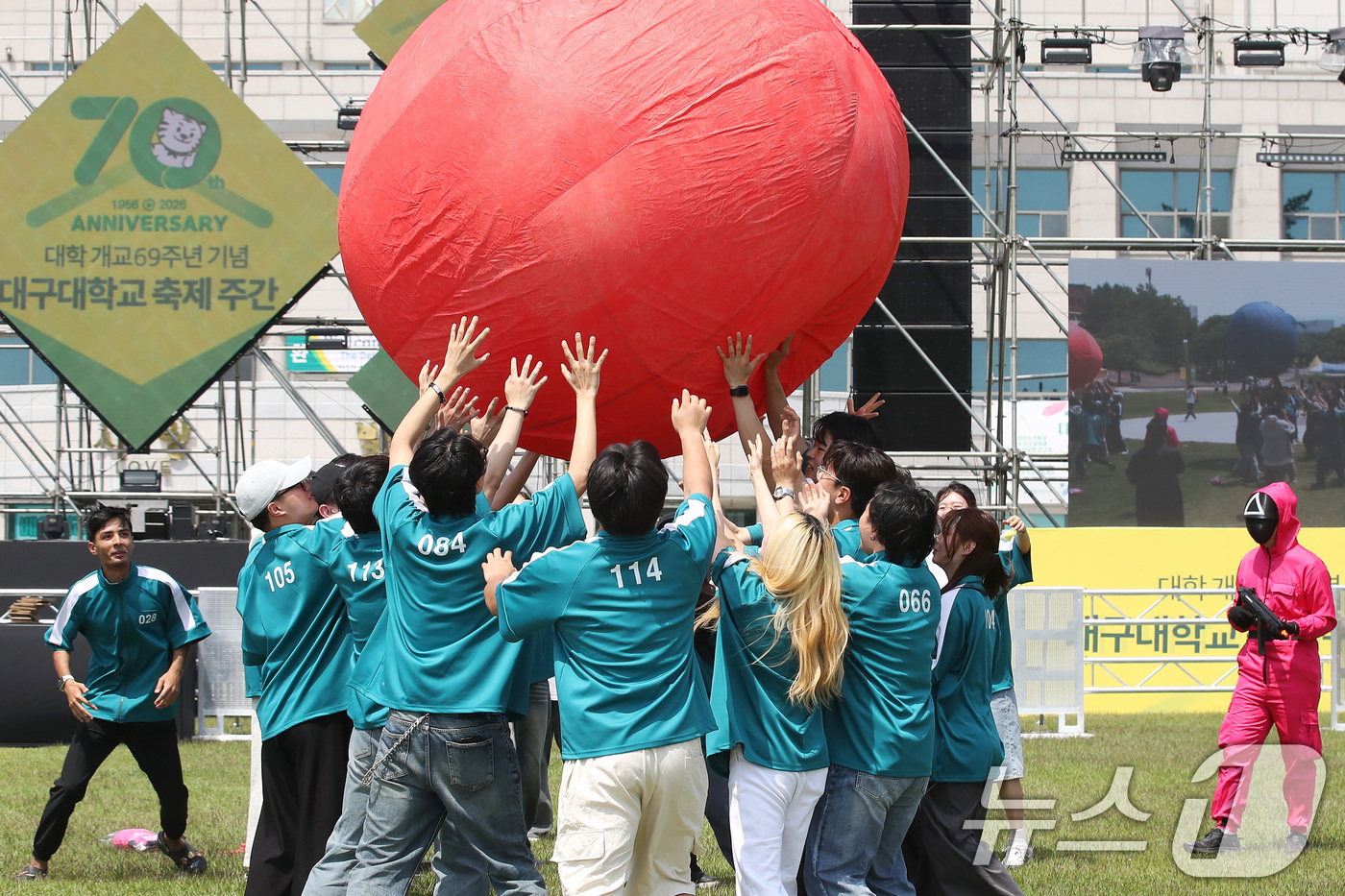 (경산=뉴스1) 공정식 기자 = 19일 개막한 '대구대 개교 69주년 기념 대동제'를 찾은 학생들이 오징어게임 룰에 맞춰 다양한 게임을 즐기고 있다.대구대는 오는 23일까지 봄 축 …