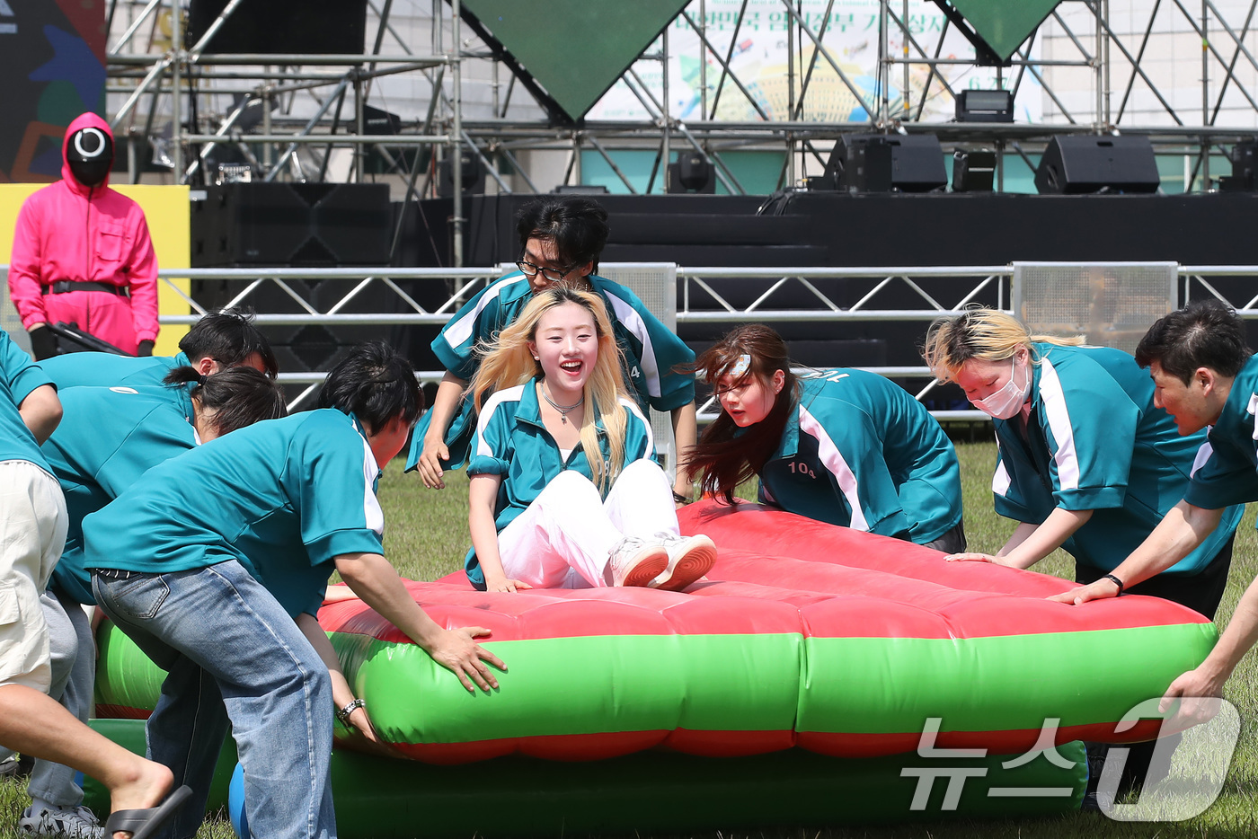 (경산=뉴스1) 공정식 기자 = 19일 개막한 '대구대 개교 69주년 기념 대동제'를 찾은 학생들이 오징어게임 룰에 맞춰 다양한 게임을 즐기고 있다.대구대는 오는 23일까지 봄 축 …