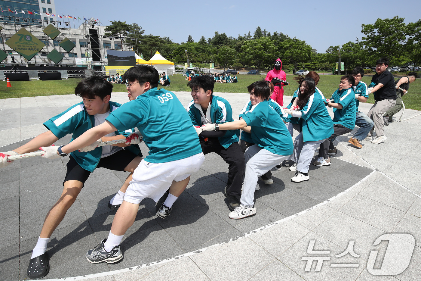 (경산=뉴스1) 공정식 기자 = 19일 개막한 '대구대 개교 69주년 기념 대동제'를 찾은 학생들이 오징어게임 룰에 맞춰 다양한 게임을 즐기고 있다.대구대는 오는 23일까지 봄 축 …