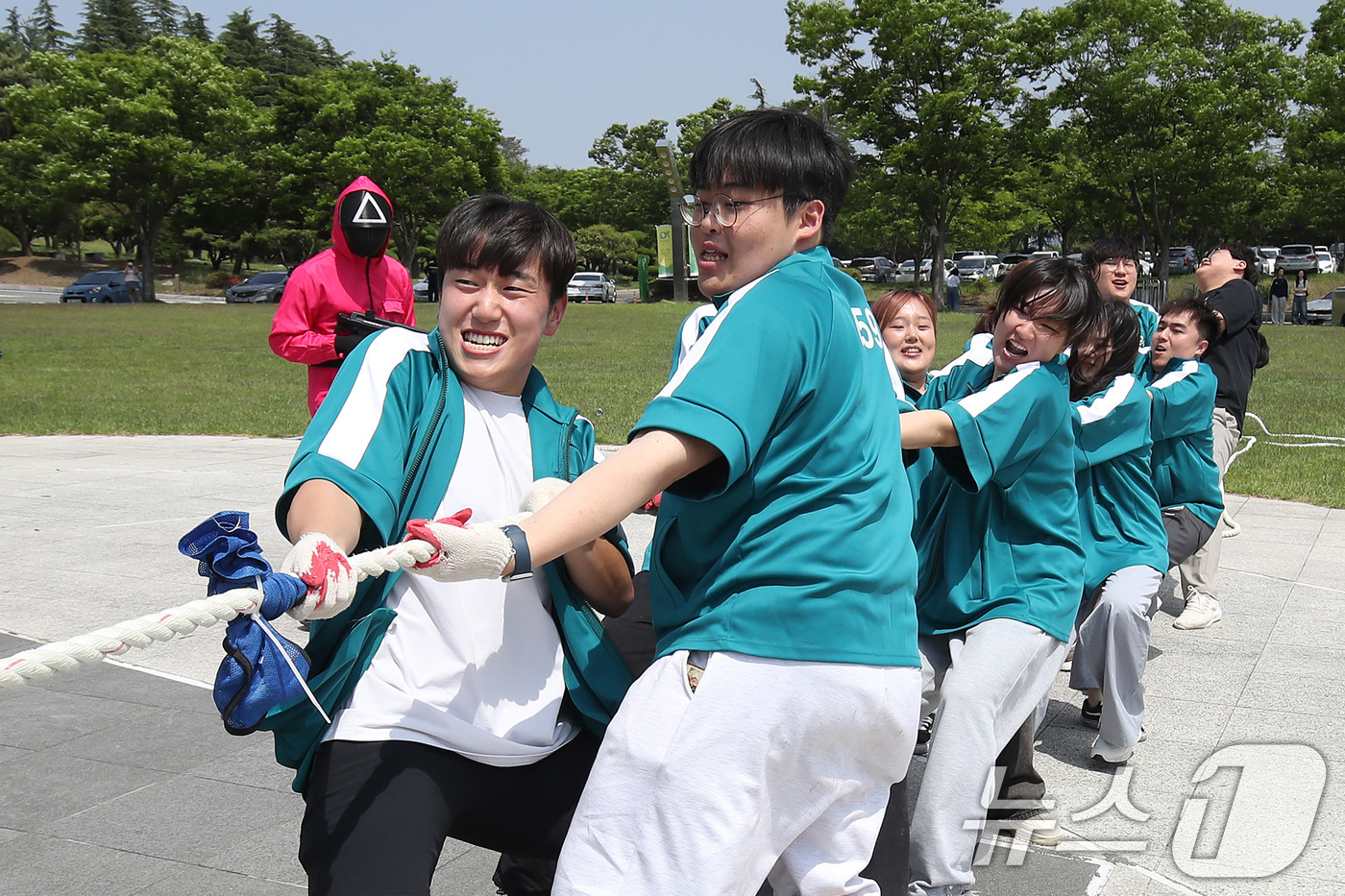 (경산=뉴스1) 공정식 기자 = 19일 개막한 '대구대 개교 69주년 기념 대동제'를 찾은 학생들이 오징어게임 룰에 맞춰 다양한 게임을 즐기고 있다.대구대는 오는 23일까지 봄 축 …
