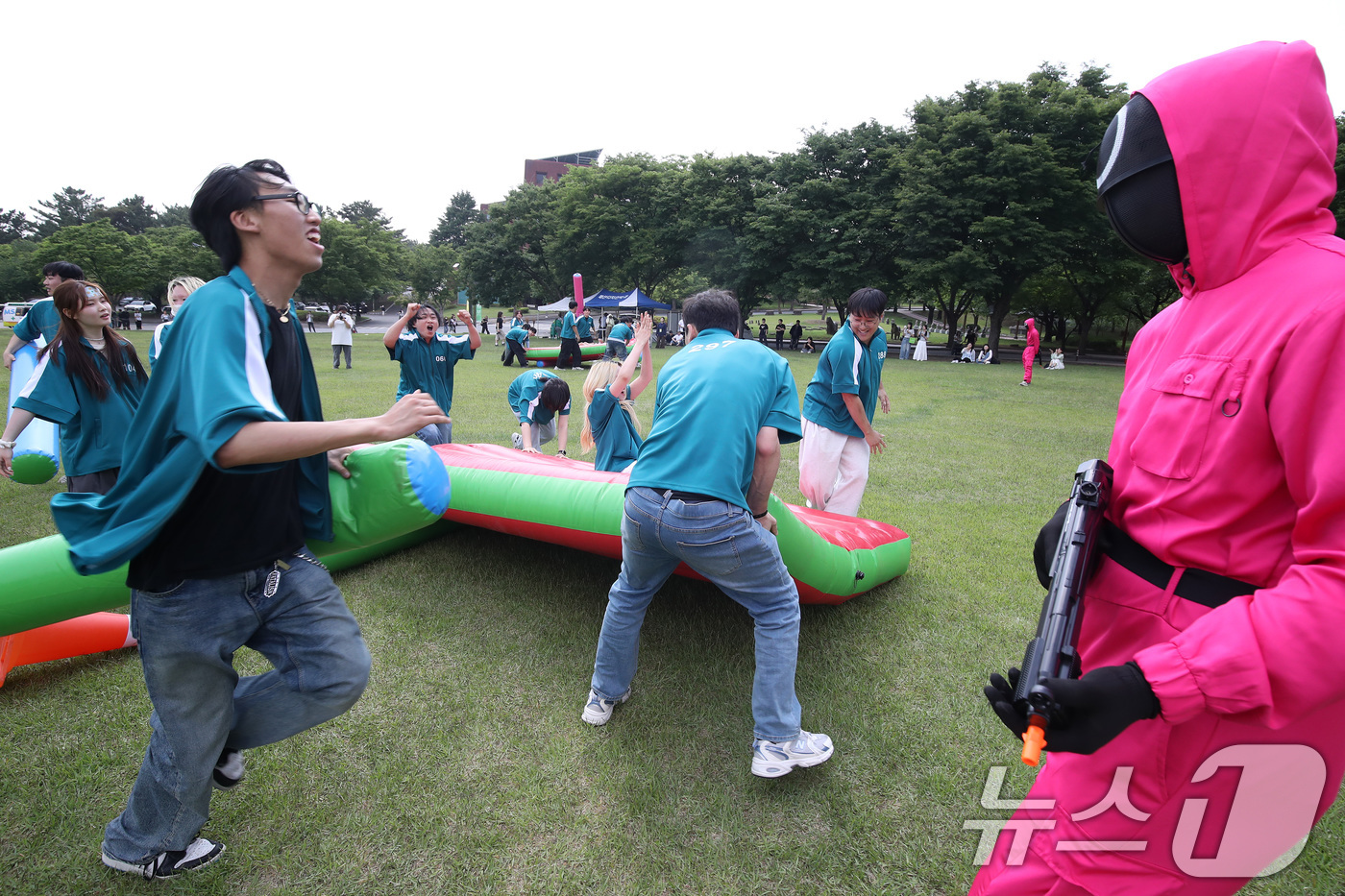 (경산=뉴스1) 공정식 기자 = 19일 개막한 '대구대 개교 69주년 기념 대동제'를 찾은 학생들이 오징어게임 룰에 맞춰 다양한 게임을 즐기고 있다.대구대는 오는 23일까지 봄 축 …