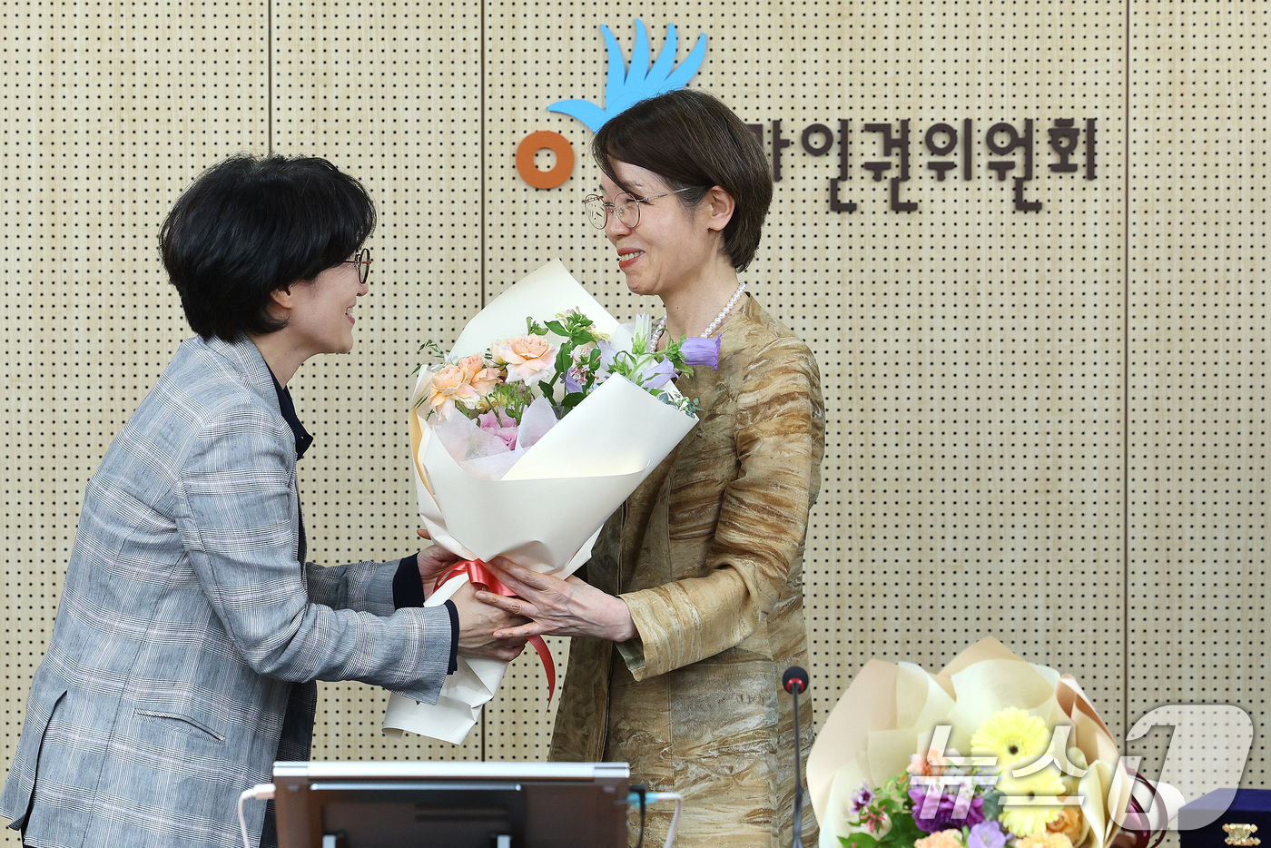 (서울=뉴스1) 신웅수 기자 = 남규선 국가인권위원회 상임위원(오른쪽)이 19일 오후 서울 중구 인권위에서 열린 자신의 이임식에서 원민경 비상임위원으로부터 꽃다발을 받고 있다.남 …