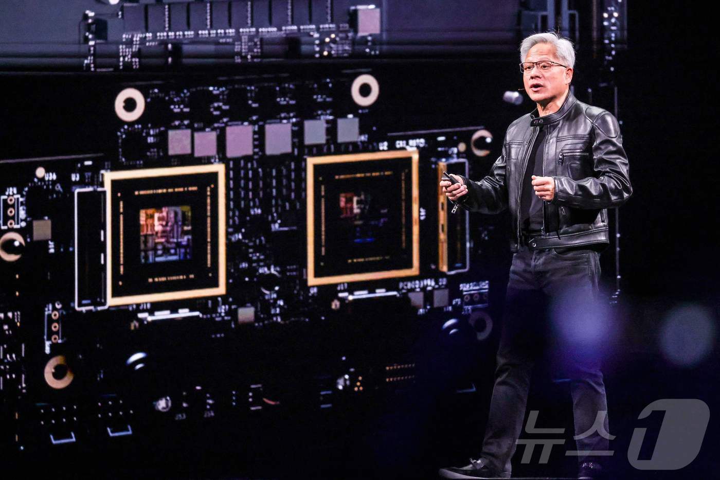 본문 이미지 - 젠슨 황 엔비디아 CEO 컴퓨텍스 2025 기조연설 ⓒ AFP=뉴스1