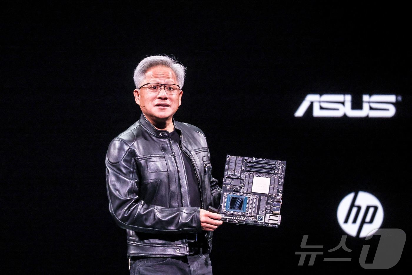 (타이베이 AFP=뉴스1) 정지윤 기자 = 젠슨 황 엔비디아 최고경영자(CEO)가 19일 대만 타이베이 뮤직 센터에서 열린 '컴퓨텍스 2025'에서 기조 연설을 하며 개인용 인공지 …