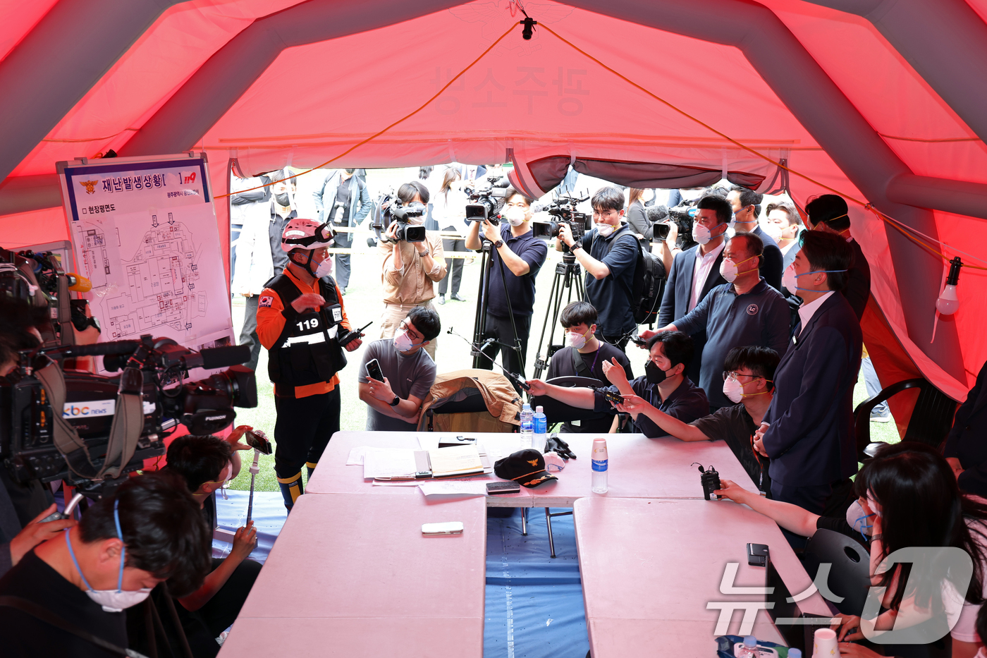 (광주=뉴스1) 이승현 기자 = 이준석 개혁신당 대통령 후보가 19일 오후 광주 광산구 소촌동에 위치한 금호타이어 광주공장 화재 현장에서 김관호 광주 광산소방서장의 브리핑을 듣고 …