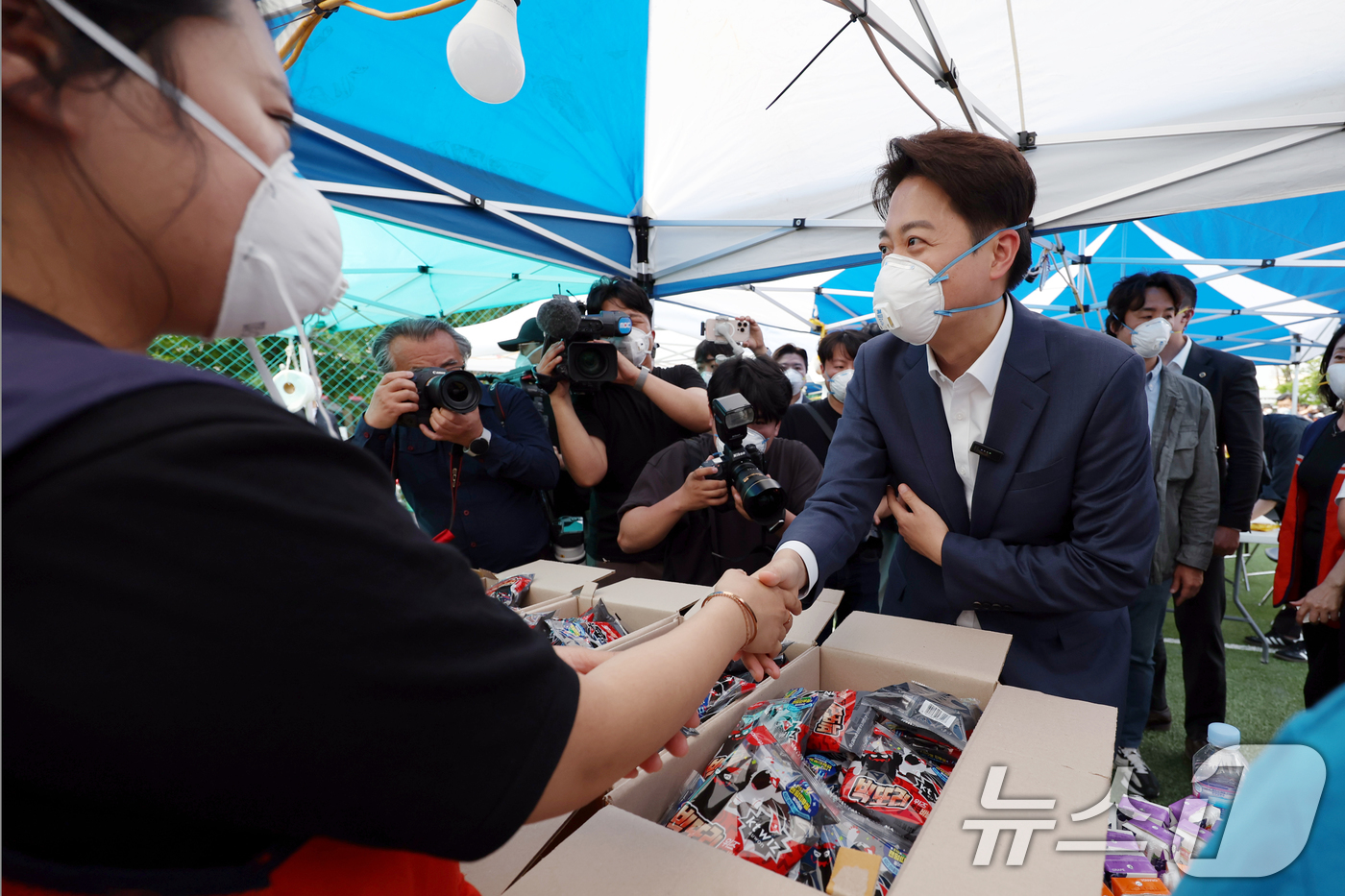 (광주=뉴스1) 이승현 기자 = 이준석 개혁신당 대통령 후보가 19일 오후 광주 광산구 소촌동에 위치한 금호타이어 광주공장 화재 현장을 찾아 자원봉사자들과 인사하고 있다. 2025 …